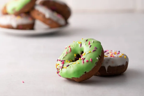 白的和绿的洒着美味的甜甜圈 — 图库照片