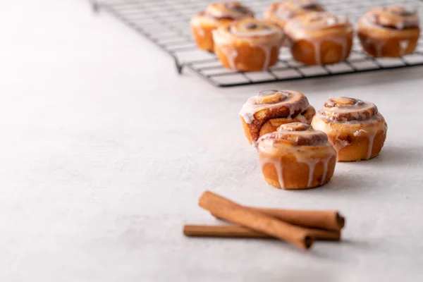 Ev yapımı tarçın ruloları soğutucuda soğutuluyor.