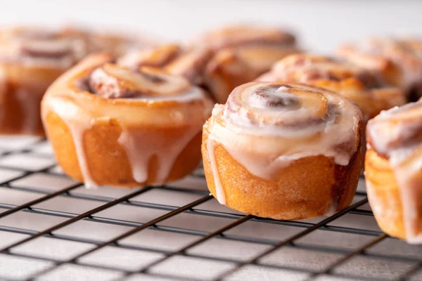 Homemade Baked Cinnamon Rolls Cooling Cooling Rack — Stock Photo, Image