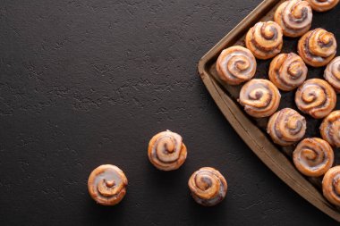 Kurabiye tepsisinde pişirilmiş ev yapımı tarçın ruloları..