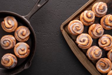 Ev yapımı tarçınlı rulo, soğutma rafında soğutulmuş demir tavada pişirilmiş, kremalı.