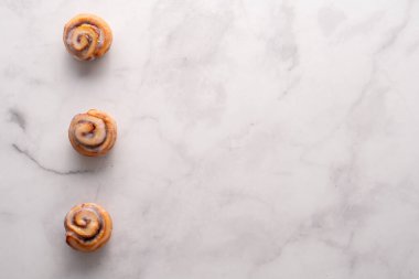 Ev yapımı tarçın ruloları mermer kaplama arka plan ve metin için alan.