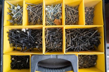 Hırdavat deposundaki çiviler ve tahta vidalar.