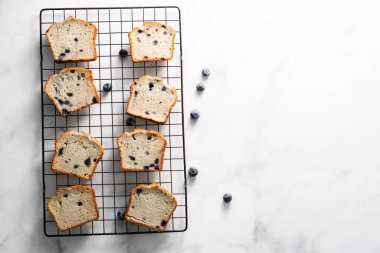 Yaban mersinli kek, dilimlenmiş somun ekmekli kek.