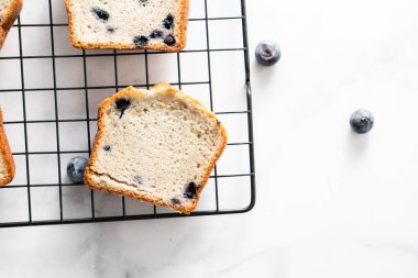 Yaban mersinli kek, dilimlenmiş somun ekmekli kek.