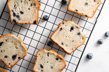 Yaban mersinli kek, dilimlenmiş somun ekmekli kek.