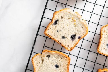 Yaban mersinli kek, dilimlenmiş somun ekmekli kek.