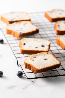 Yaban mersinli kek, dilimlenmiş somun ekmekli kek.