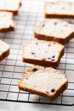 Yaban mersinli kek, dilimlenmiş somun ekmekli kek.