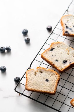 Yaban mersinli kek, dilimlenmiş somun ekmekli kek.