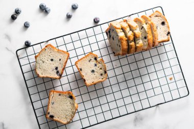 Yaban mersinli kek, dilimlenmiş somun ekmekli kek.