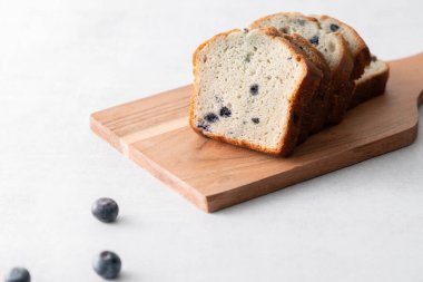 Yaban mersinli kek, dilimlenmiş somun ekmekli kek.