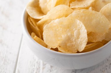 Bir kasede patates cipsi yığılıyor.