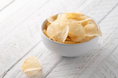 Bir kasede patates cipsi yığılıyor.