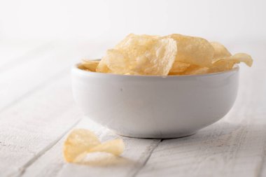 Bir kasede patates cipsi yığılıyor.