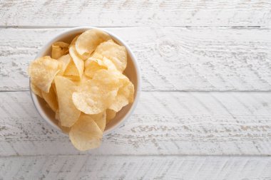 Bir kasede patates cipsi yığılıyor.