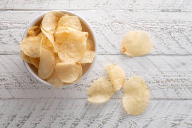 Bir kasede patates cipsi yığılıyor.