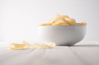 Bir kasede patates cipsi yığılıyor.