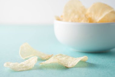 Bir kasede patates cipsi yığılıyor.