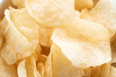 Patates cipsi masaya saçılmış.