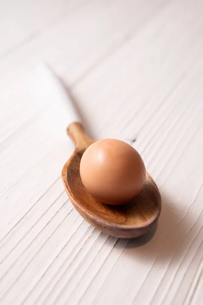 Huevo Pollo Marrón Una Cuchara Madera — Foto de Stock