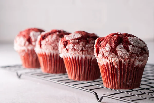 Red Velvet Muffin Cupcake Cooling Rack — Stock Photo, Image