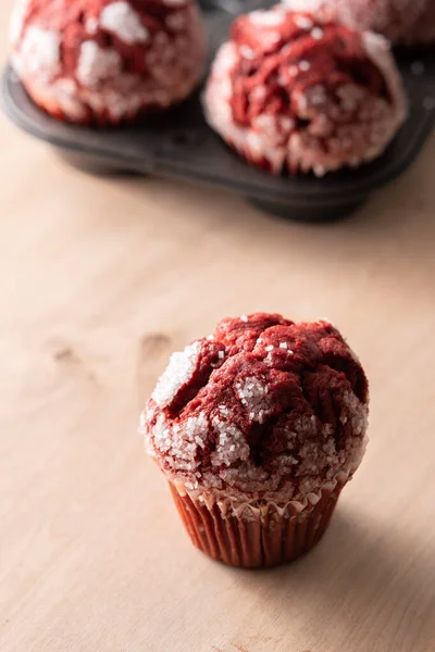 Roter Samt Muffin Cupcake Naturholztisch — Stockfoto