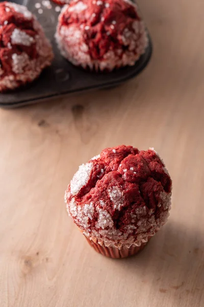 Muffin Terciopelo Rojo Cupcake Mesa Madera Natural —  Fotos de Stock