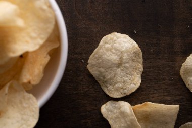 Patates cipsi masaya saçılmış.