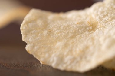 Patates cipsi masaya saçılmış.