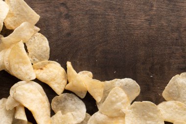 Patates cipsi masaya saçılmış.