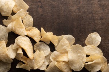 Patates cipsi masaya saçılmış.