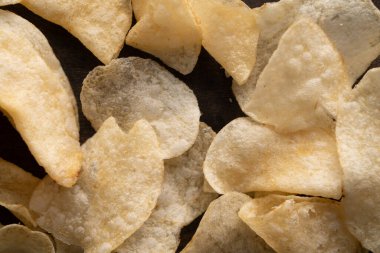 Patates cipsi masaya saçılmış.