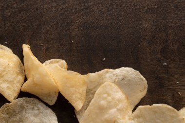 Patates cipsi masaya saçılmış.