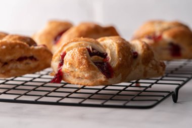 Çilekli börek, fırında tatlı.