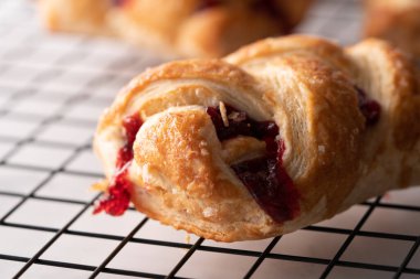 Çilekli börek, fırında tatlı.