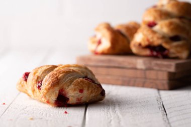 Çilekli börek, fırında tatlı.