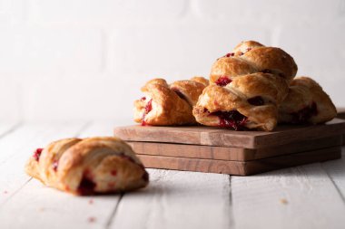 Çilekli börek, fırında tatlı.