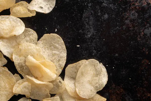 Patates cipsi masaya saçılmış.