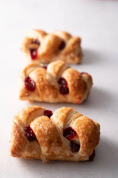 Çilekli börek, fırında tatlı.