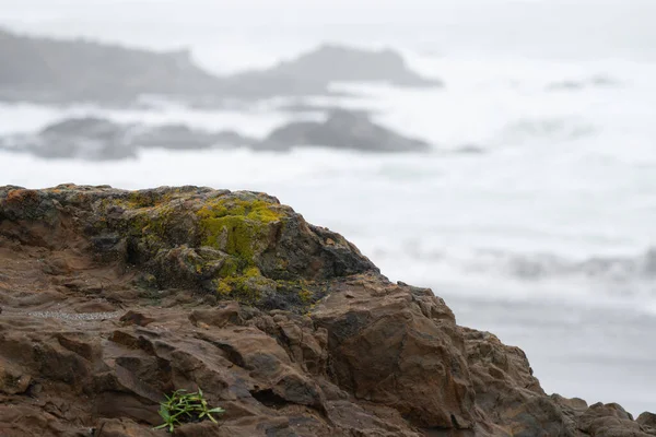 Rotsachtige Klif Met Mist Oceaangolven — Stockfoto
