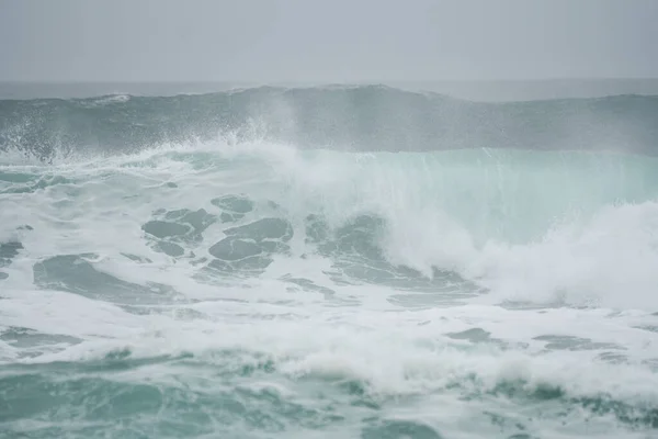 Tříštící Vlny Oceánu Mlhou — Stock fotografie