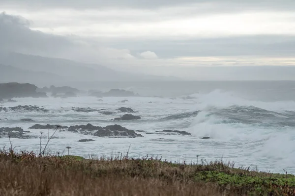 霧と海の波と岩の崖 — ストック写真