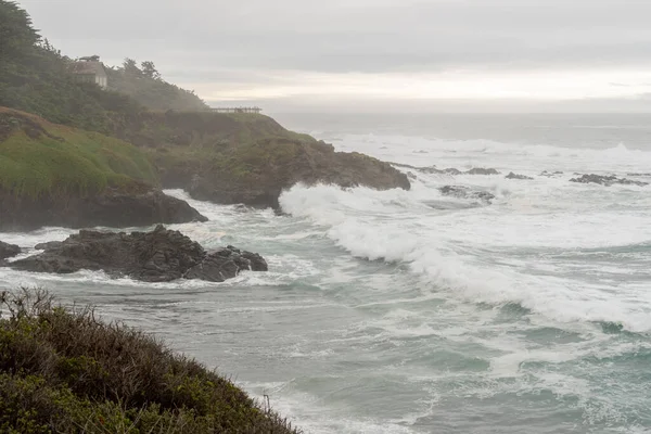 Rocky Cliff Fog Ocean Waves — Stock Photo, Image