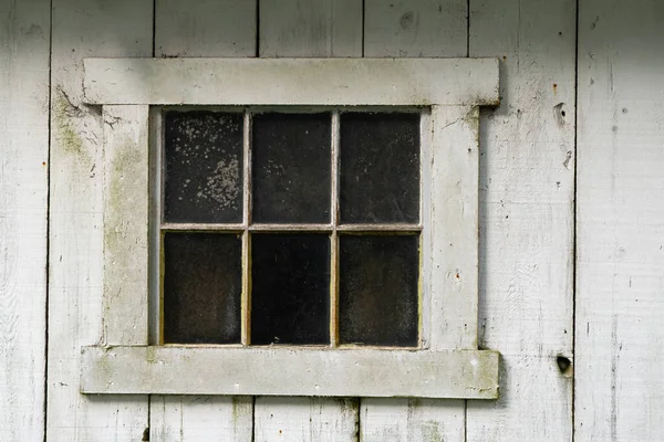 Stare Zabytkowe Okno Białymi Deskami Drewna — Zdjęcie stockowe