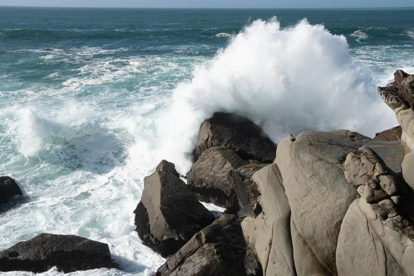 Büyük Okyanus Dalgaları Kaya Kayalarının Üzerine Düşüyor — Stok fotoğraf