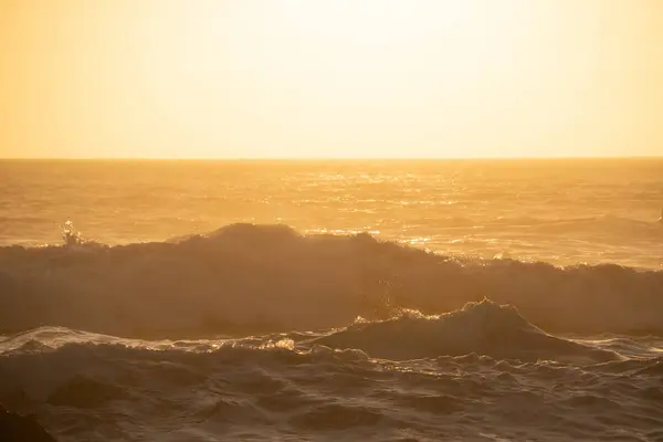 Ζεστό Ηλιοβασίλεμα Πάνω Από Συντρίβοντας Κύματα Του Ωκεανού — Φωτογραφία Αρχείου