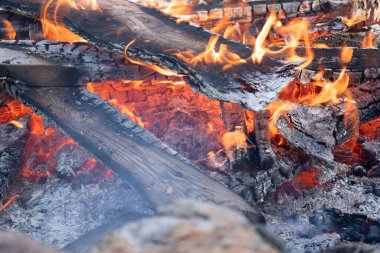 Ateş çukurunda kül ve yanmış odun.