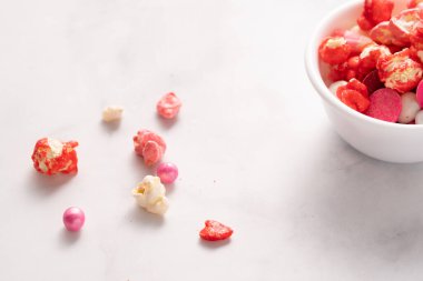 Renkli kırmızı ve pembe patlamış mısır ve karışık şekerleme kasesi