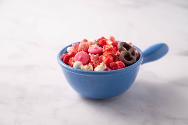 Renkli kırmızı ve pembe patlamış mısır ve karışık şekerleme kasesi